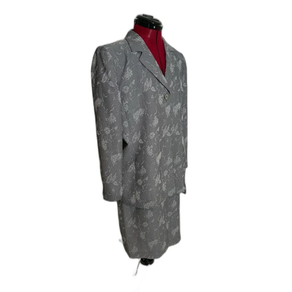 NWT Le Suit Skirt Suit Woman's Size 14P Grey Floral 2-Piece Set Blazer & Skirt